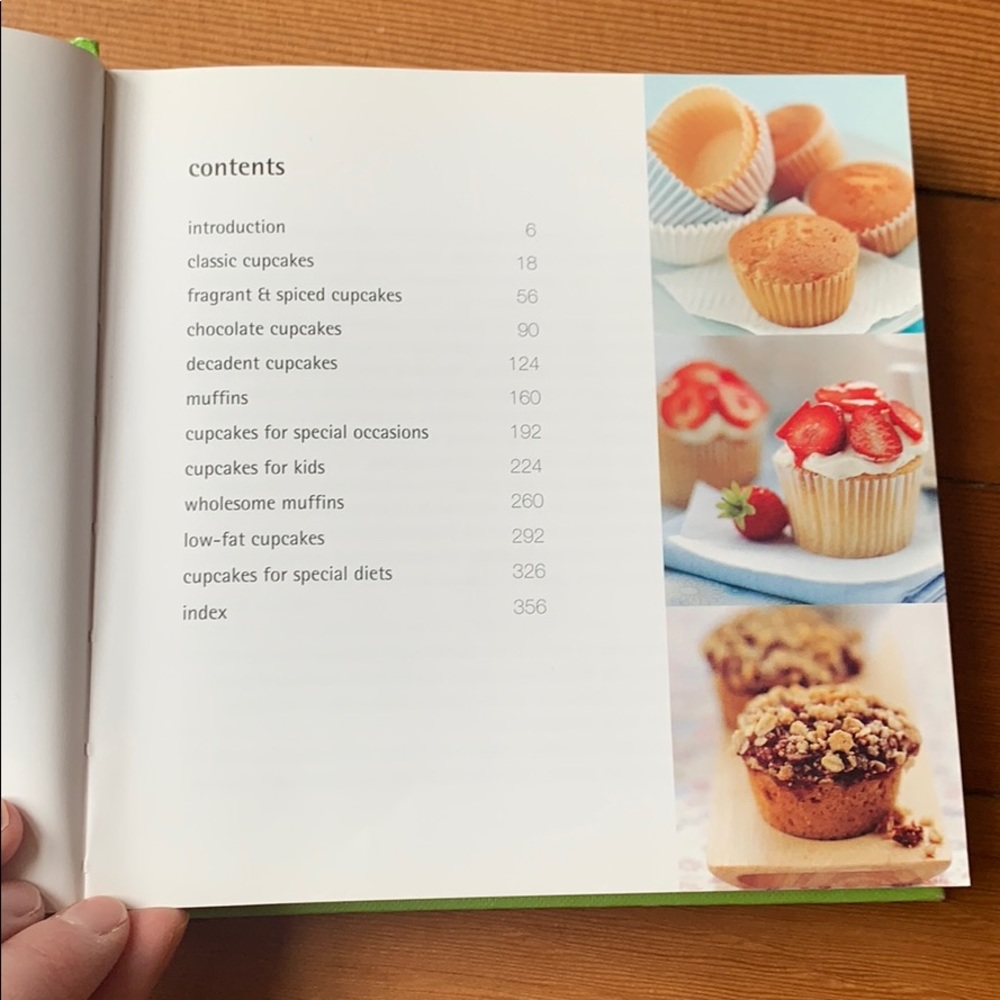 Free w/ Bundle! 500 Cupcakes Recipe Book - Picture 2 of 3